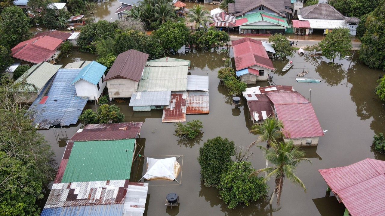 Nearly 40,000 evacuated as northern Malaysia ‘completely paralysed’ by severe floods