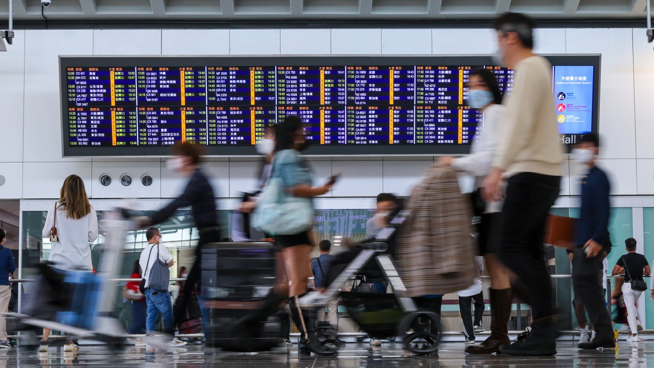 Hong Kong police arrest 2 men over thefts on planes arriving from Vietnam