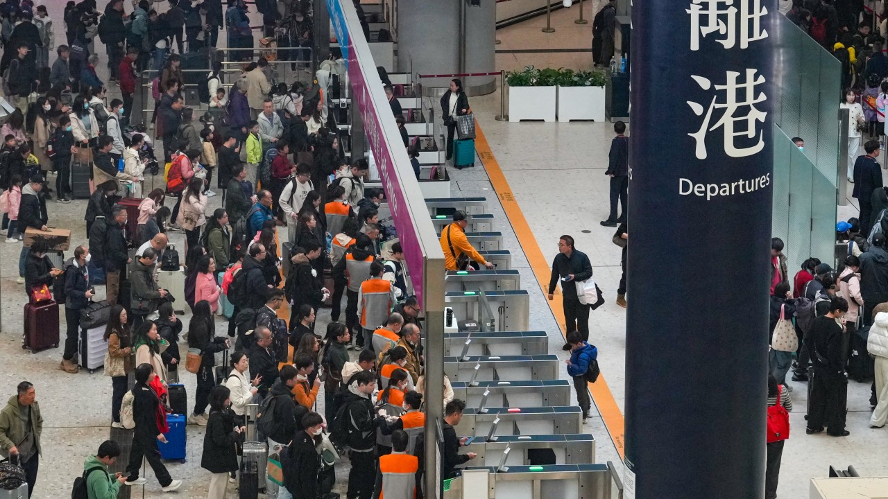 Nearly 400,000 Hongkongers leave city on December 22, up 15% from last year