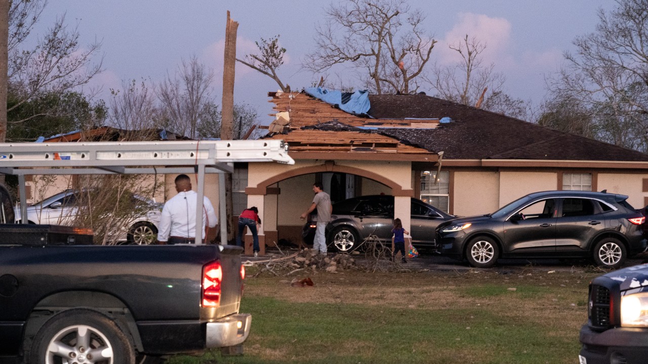 Tornadoes in Texas and Mississippi kill 2 and injure 6 as severe weather moves east