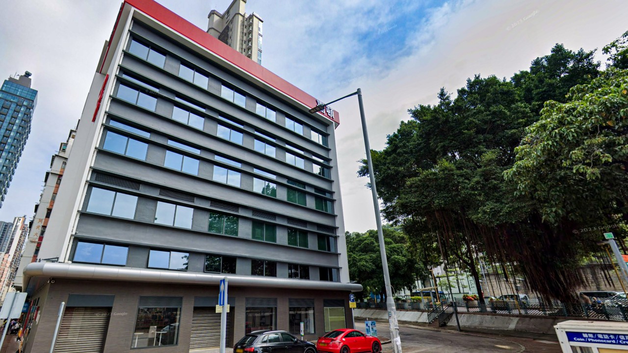 Hong Kong police searching for trio who assaulted, robbed man of HK$20,000