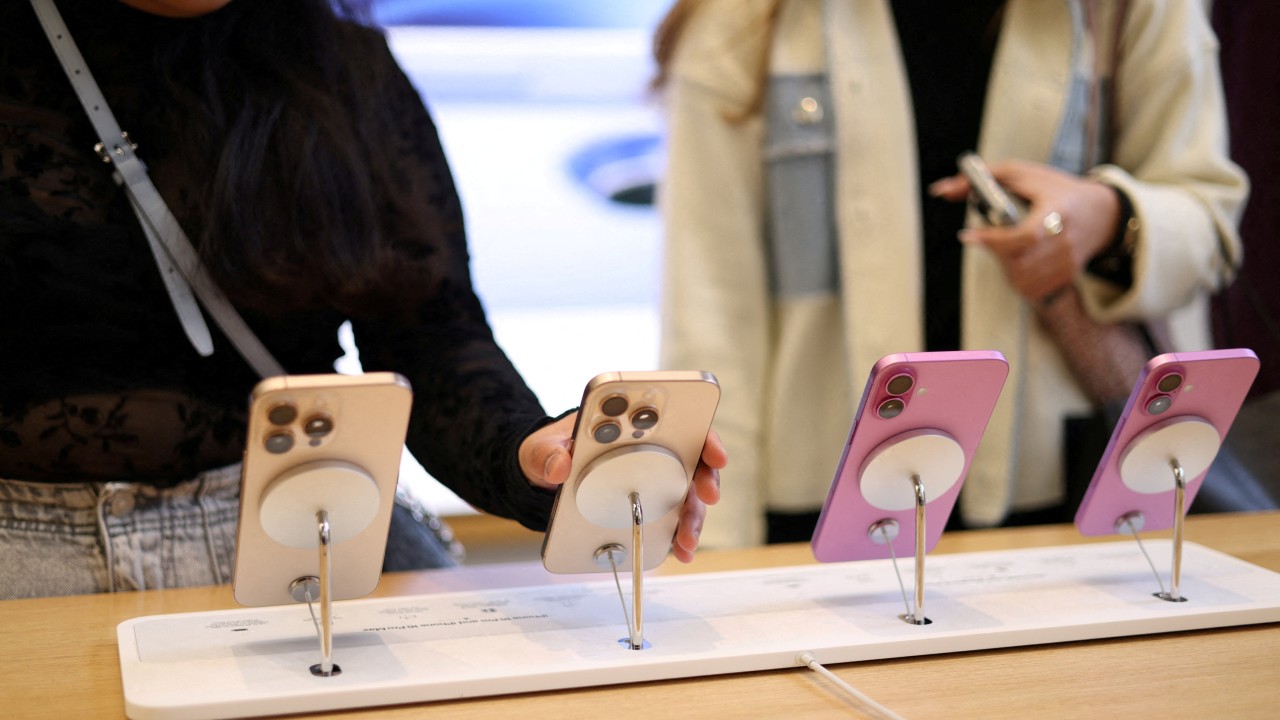 Apple leads smartphone market in fourth quarter, overcoming China decline