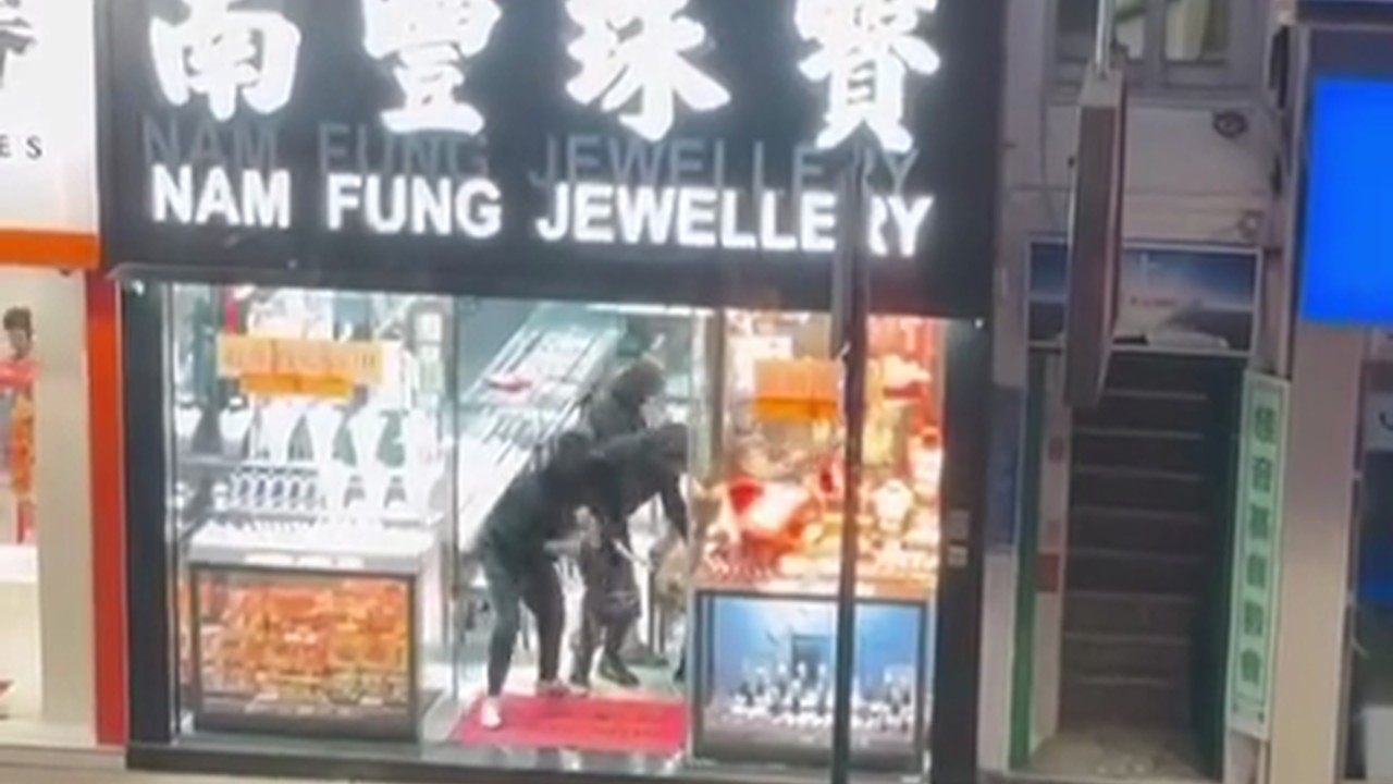 Robbers storm Hong Kong jewellery shop armed with knives and hammers