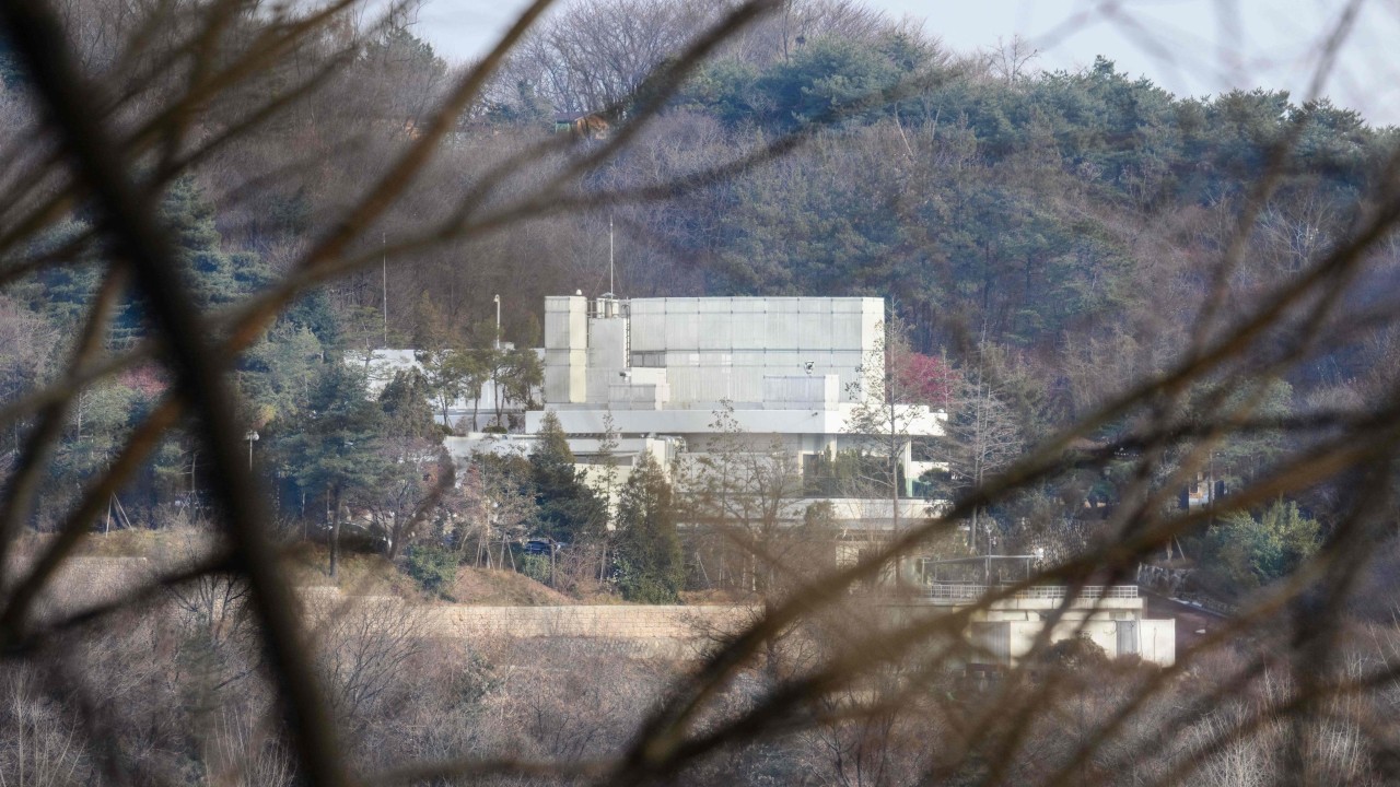 South Korea investigators at Yoon Suk-yeol’s residence to execute arrest warrant