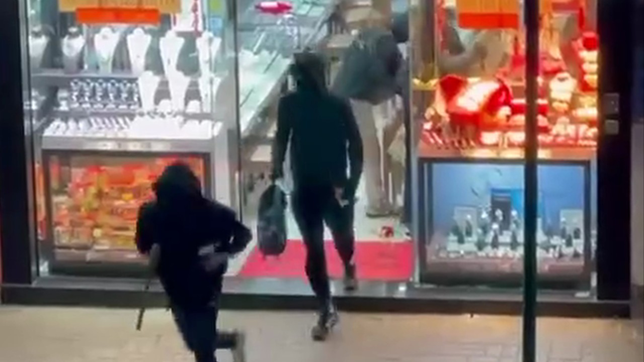 Suspect arrested, 3 others at large after Hong Kong jewellery shop robbery