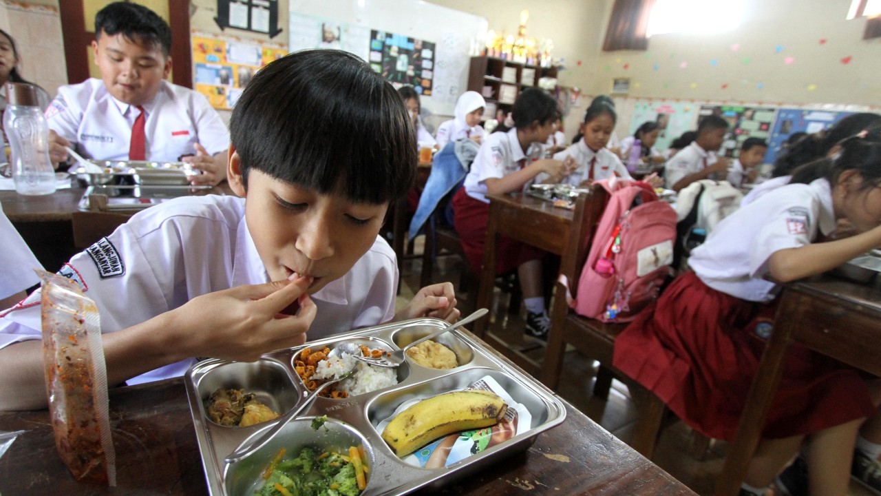 Foodborne illness cases mar roll-out of Prabowo’s flagship free-meal scheme in Indonesia