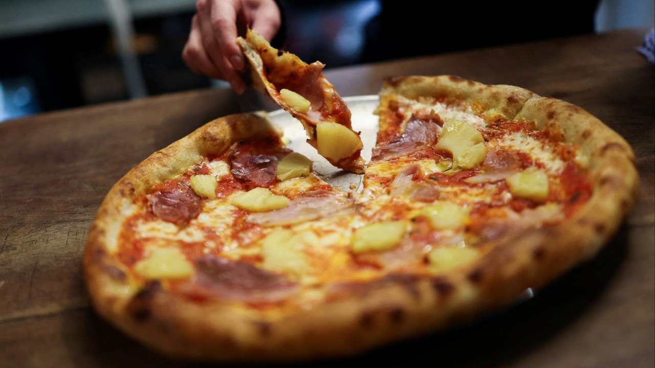 UK pizzeria charges US$123 for Hawaiian pizza … to put people off buying it?