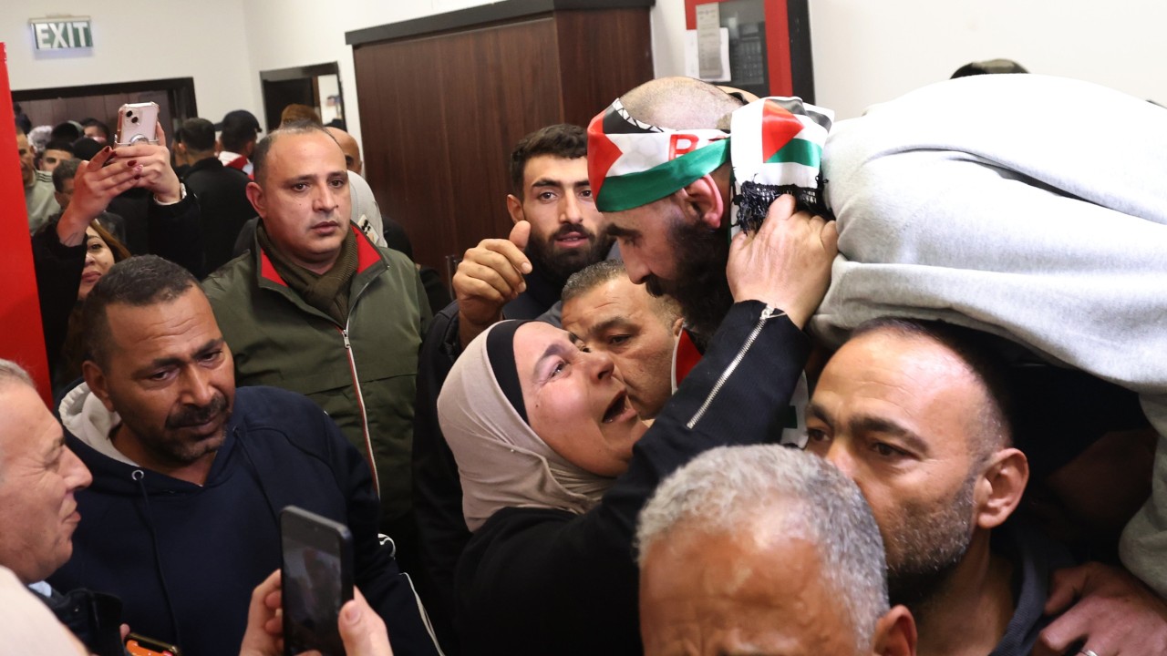 Israel frees Palestinian prisoners after delay over chaotic Gaza hostage release