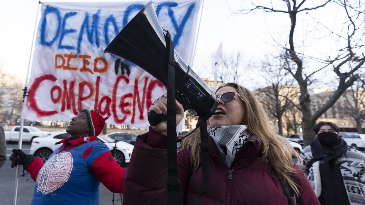 Judge temporarily blocks Trump plan offering incentives for federal workers to resign