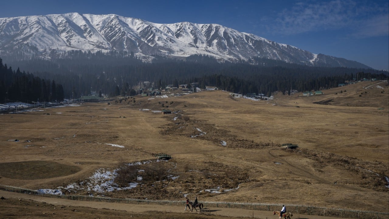 India’s Kashmir winter games a no-go amid snowless ski slopes