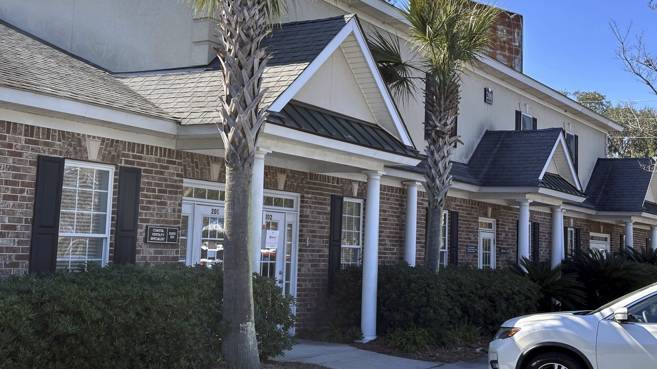 White woman sues US fertility clinic after giving birth to black baby