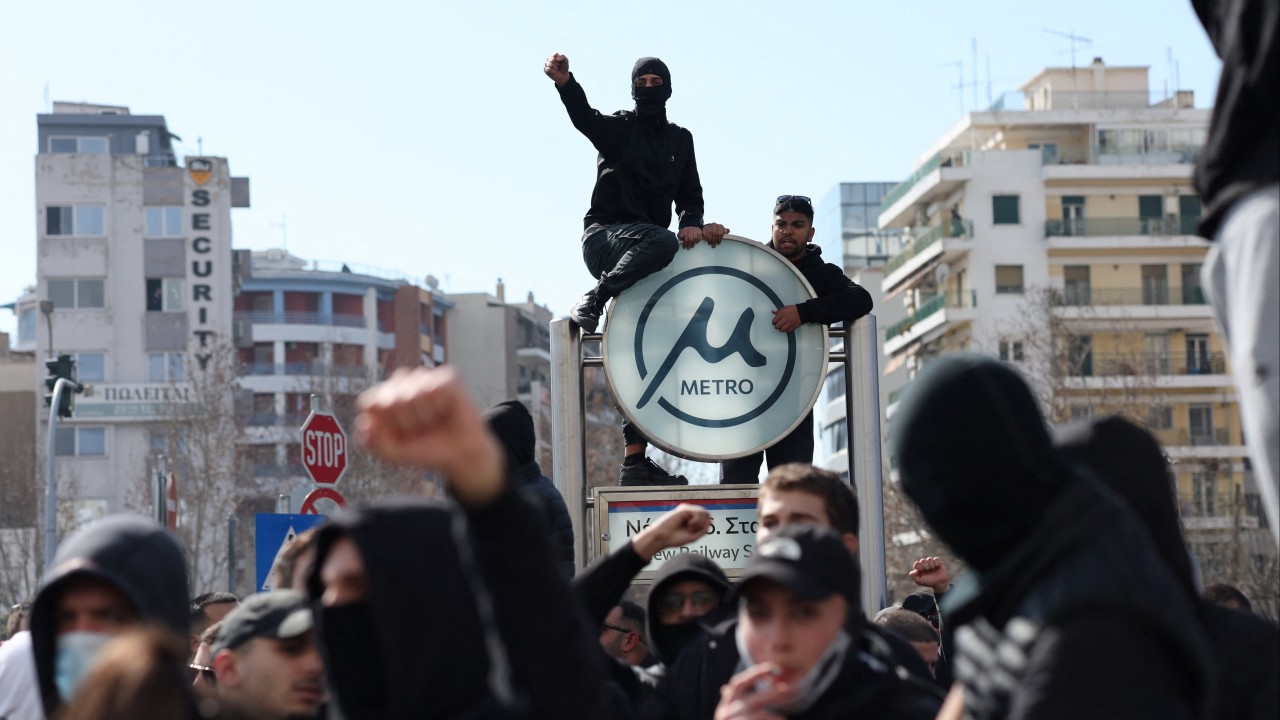 Huge protests, strikes paralyse Greece on train crash anniversary