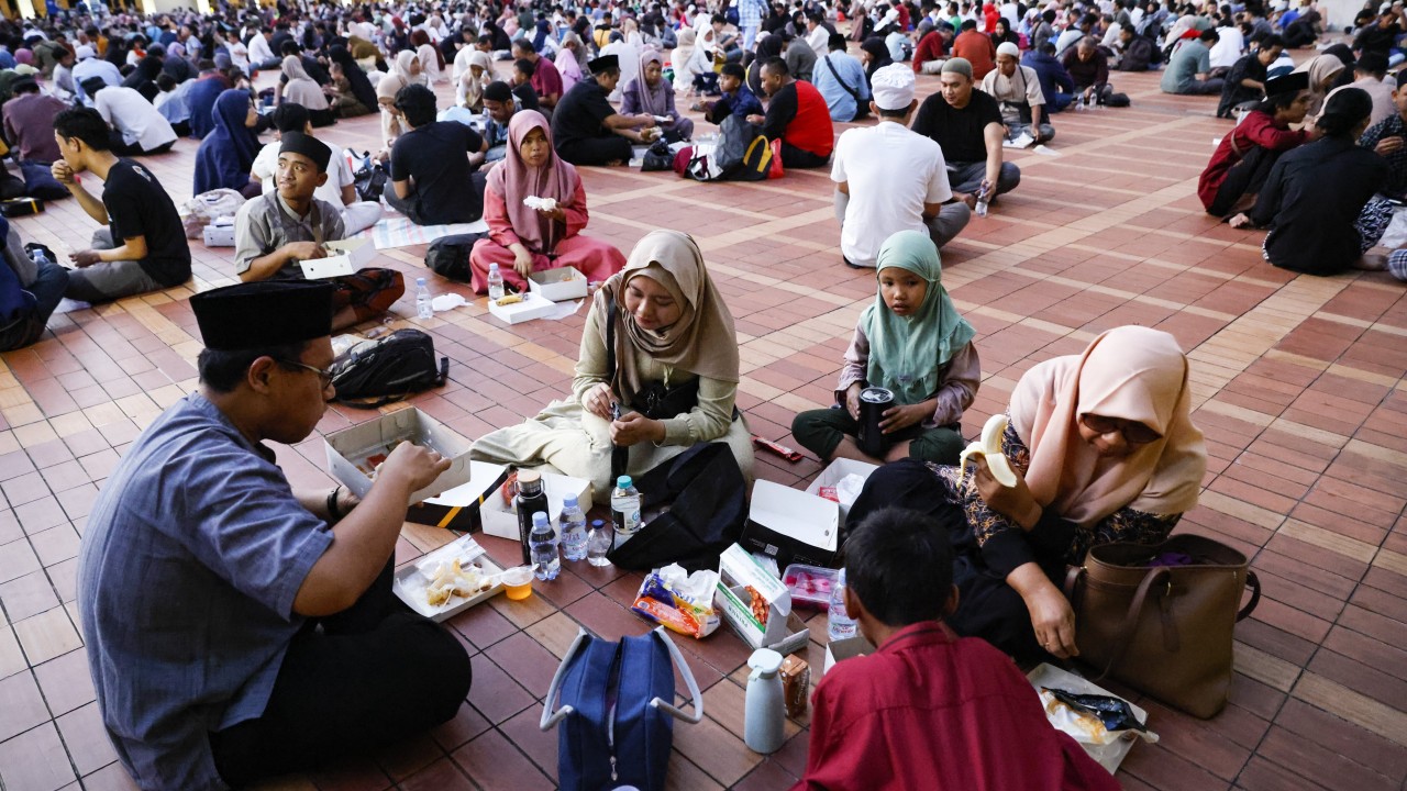 Job losses, rising food prices threaten Indonesians’ Ramadan spending spree