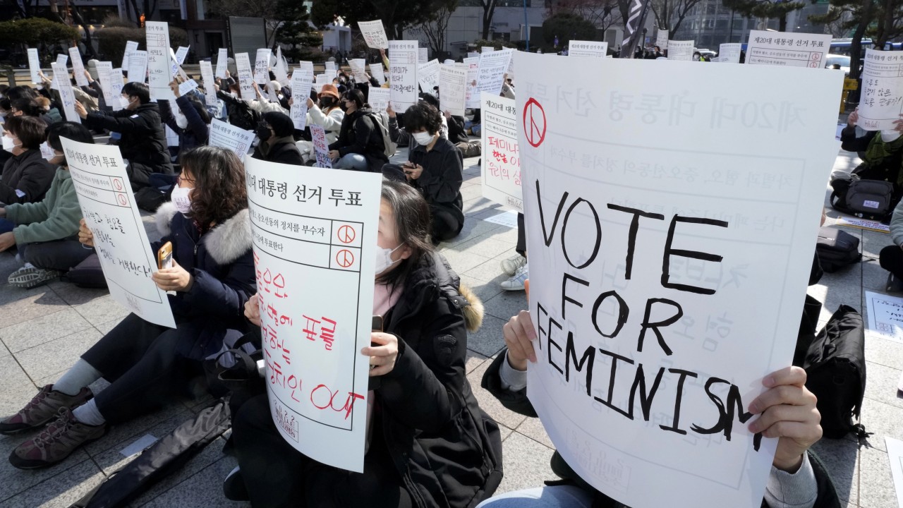 Young South Korean men and women deeply divided on politics, survey shows