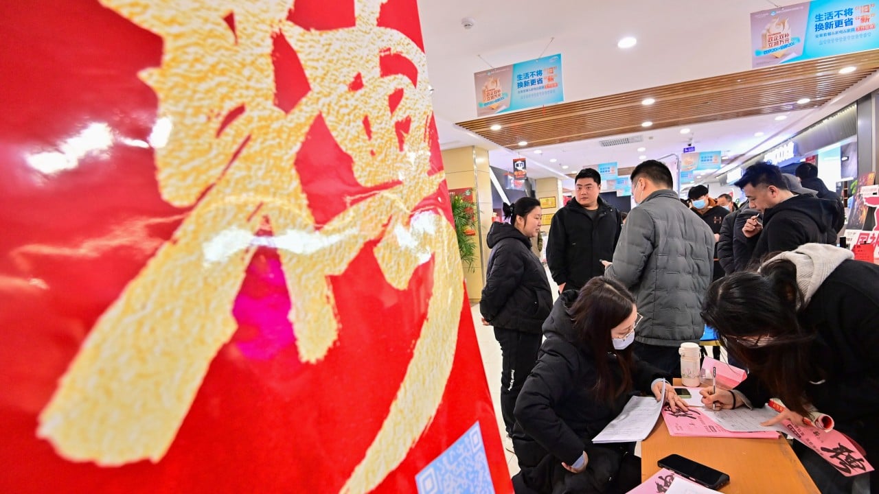 Chinese lawmakers urge action on age discrimination in job market