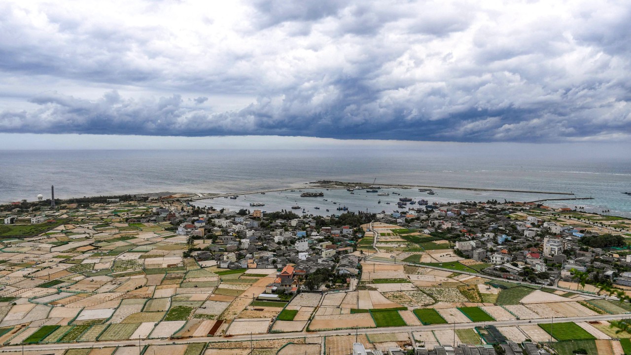 Vietnam targets toys featuring South China Sea map used by Beijing