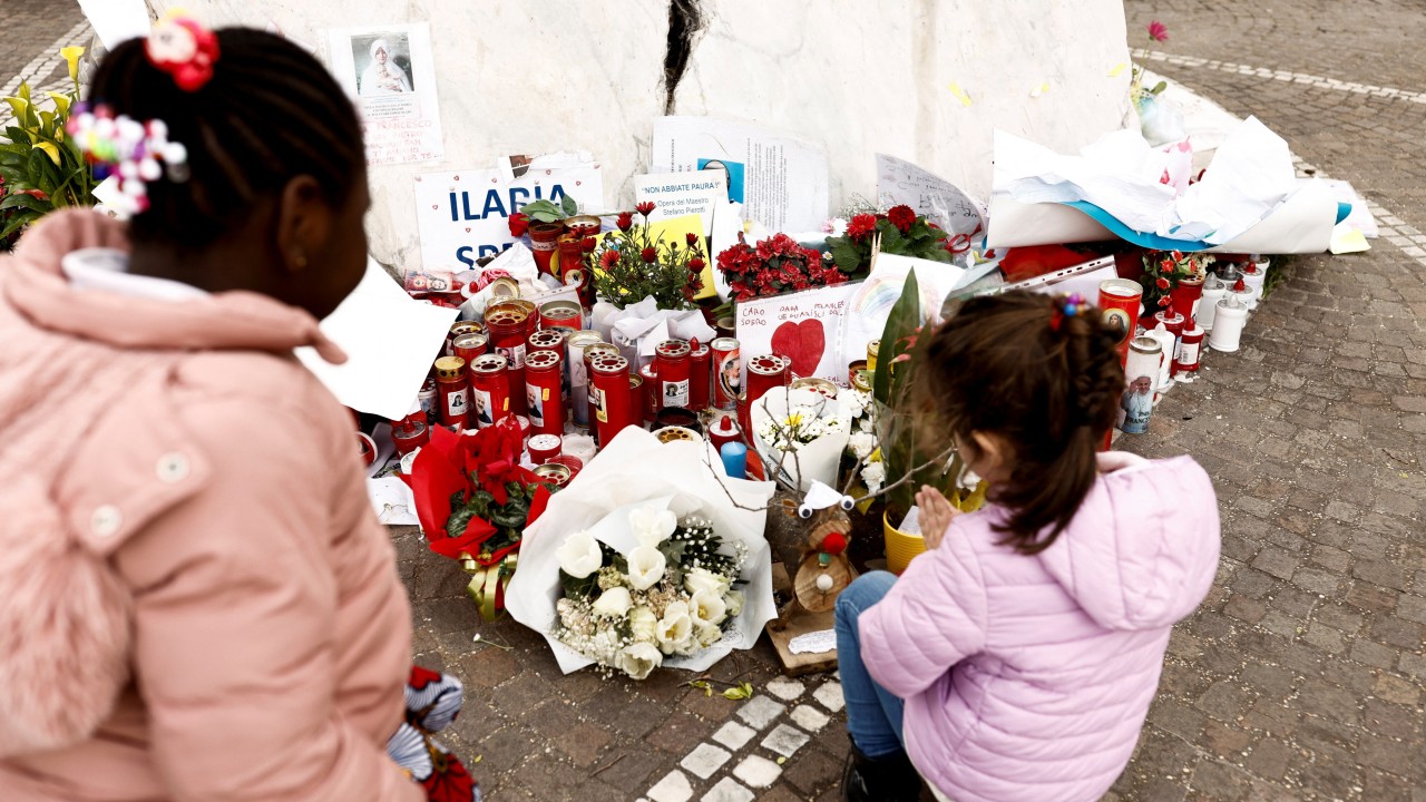 Pope thanks children who prayed for him outside hospital