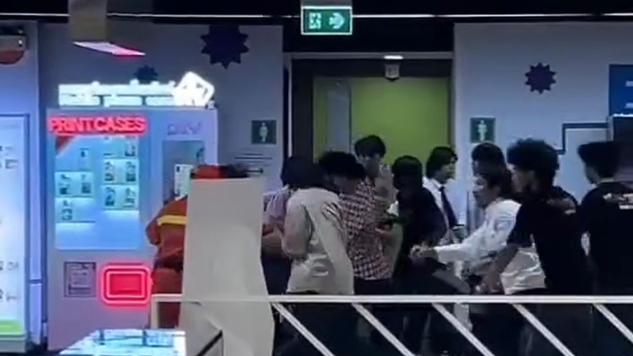 Bangkok brawls: Thai minister calls for tougher mall security after student fights