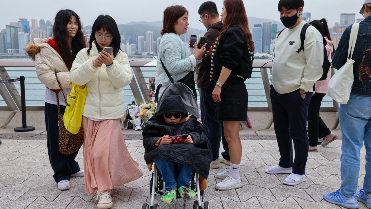 Cold weather in Hong Kong to carry on into Tuesday, Observatory says