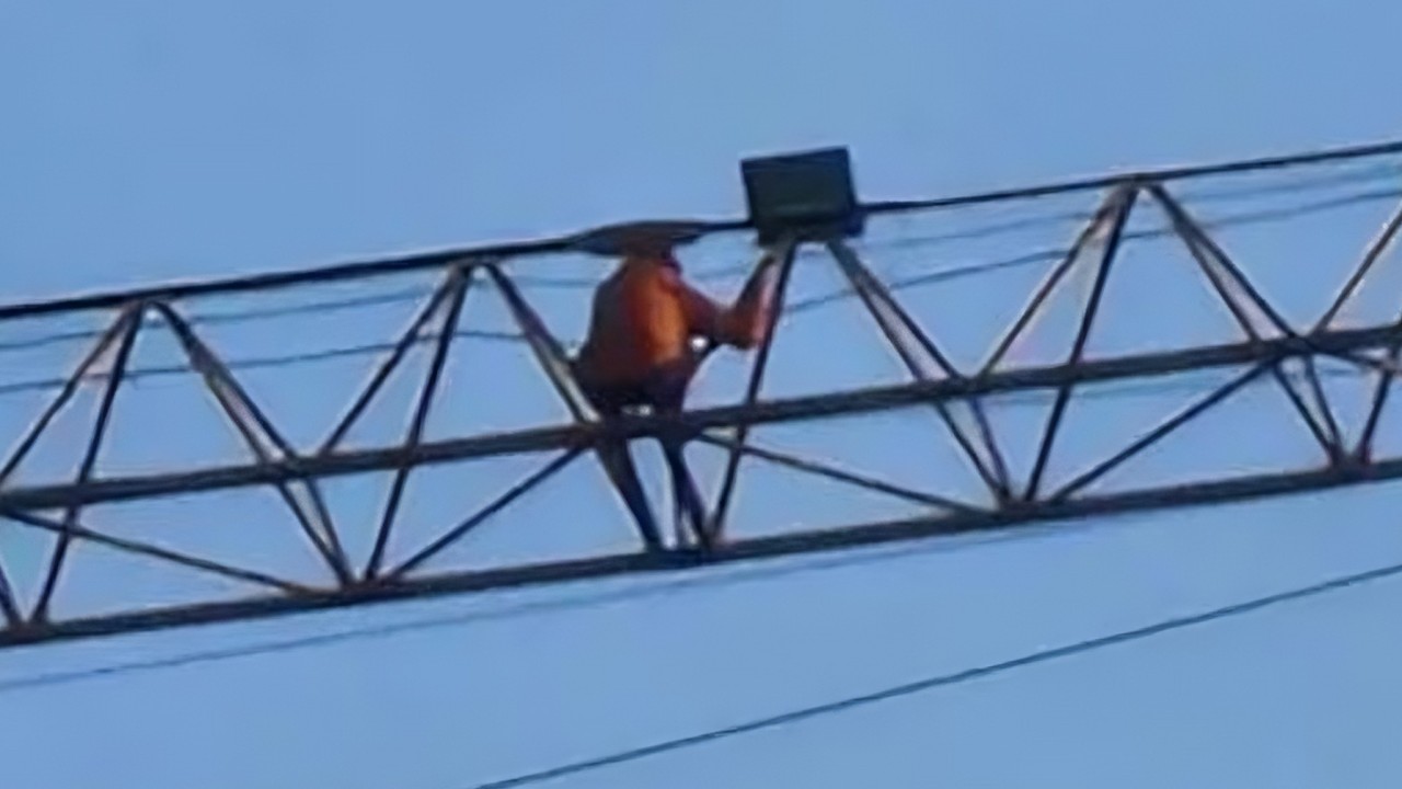 ‘Sleepwalking’ Malaysian crane climber claims whispering voice led him to top