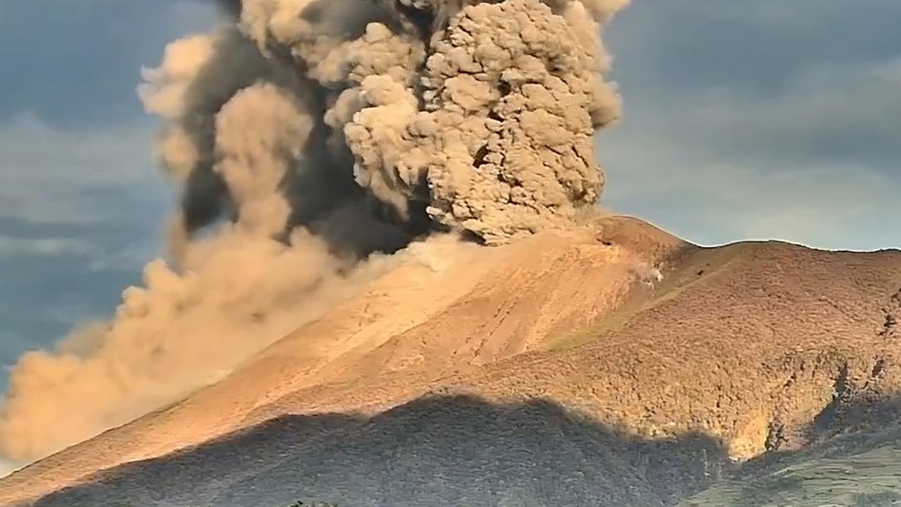 Philippines’ Kanlaon Volcano erupts, spewing ash 4km high