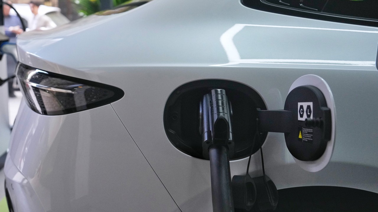 Which Hong Kong districts have the most quick chargers for electric vehicles?