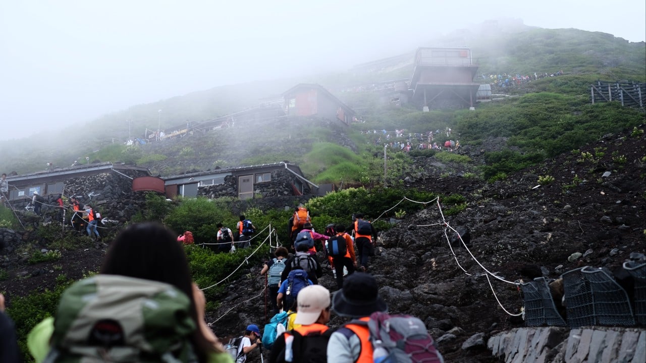 Déan dreapadóirí “santach” de Mount Fuji chun íoc as slánú sa tséasúr: oifigigh na Seapáine Déan dreapadóirí “santach” de Mount Fuji chun íoc as slánú sa tséasúr: oifigigh na Seapáine