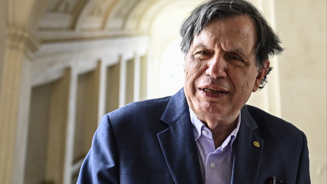 Tá an fisiceoir Nobel Georgio Parisi lonnaithe in Eolaíochtaí Coimpléascacha sa tSín Tá an fisiceoir Nobel Georgio Parisi lonnaithe in Eolaíochtaí Coimpléascacha sa tSín