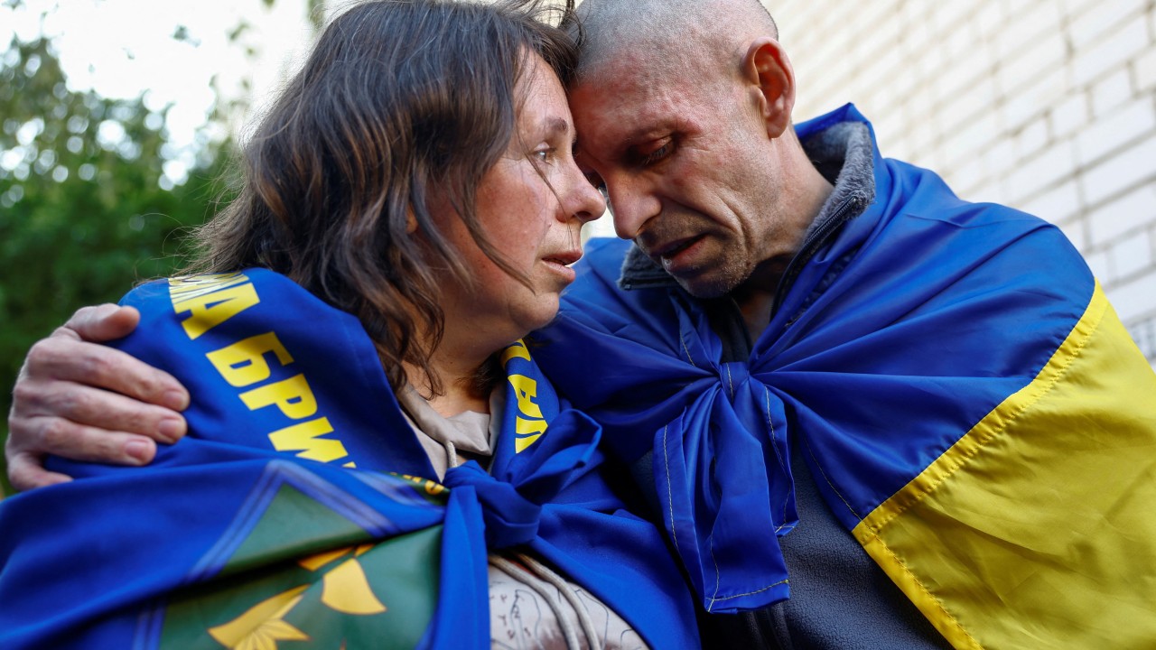 Ukraine and Russia each free first 390 prisoners in start of war’s biggest swap