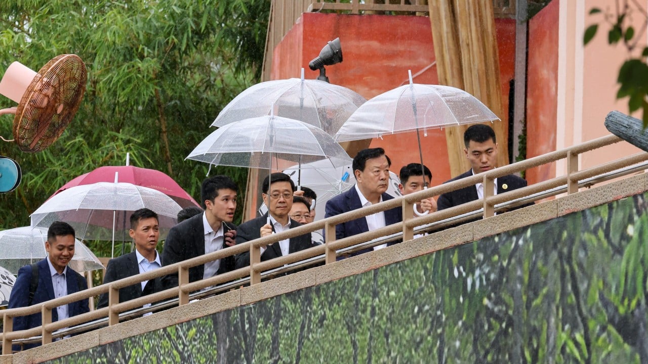 Xia Baolong holds closed-door talks with Hong Kong business leaders during visit