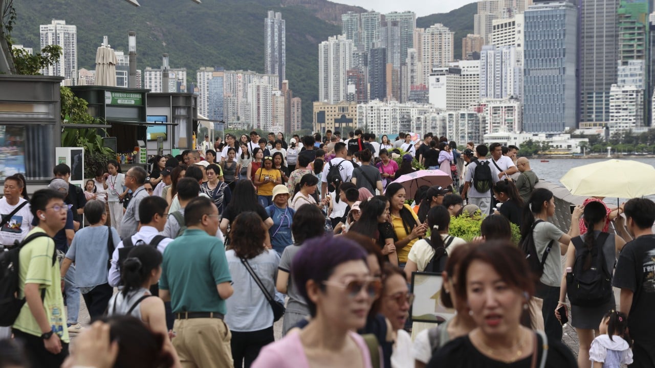 Hundreds of mainland visitors in Hong Kong enjoy July 1 celebrations, deals