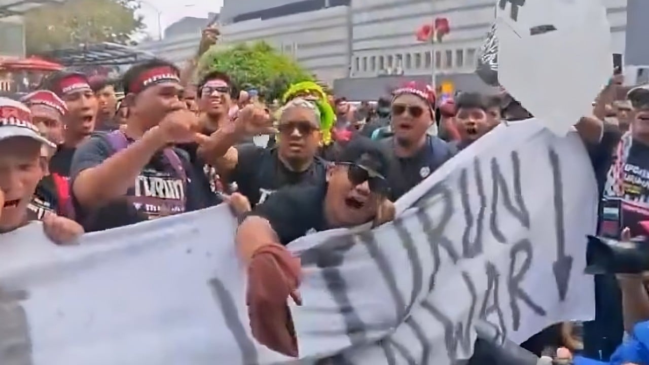 Thousands Rally in Kuala Lumpur Demanding PM Anwar’s Resignation