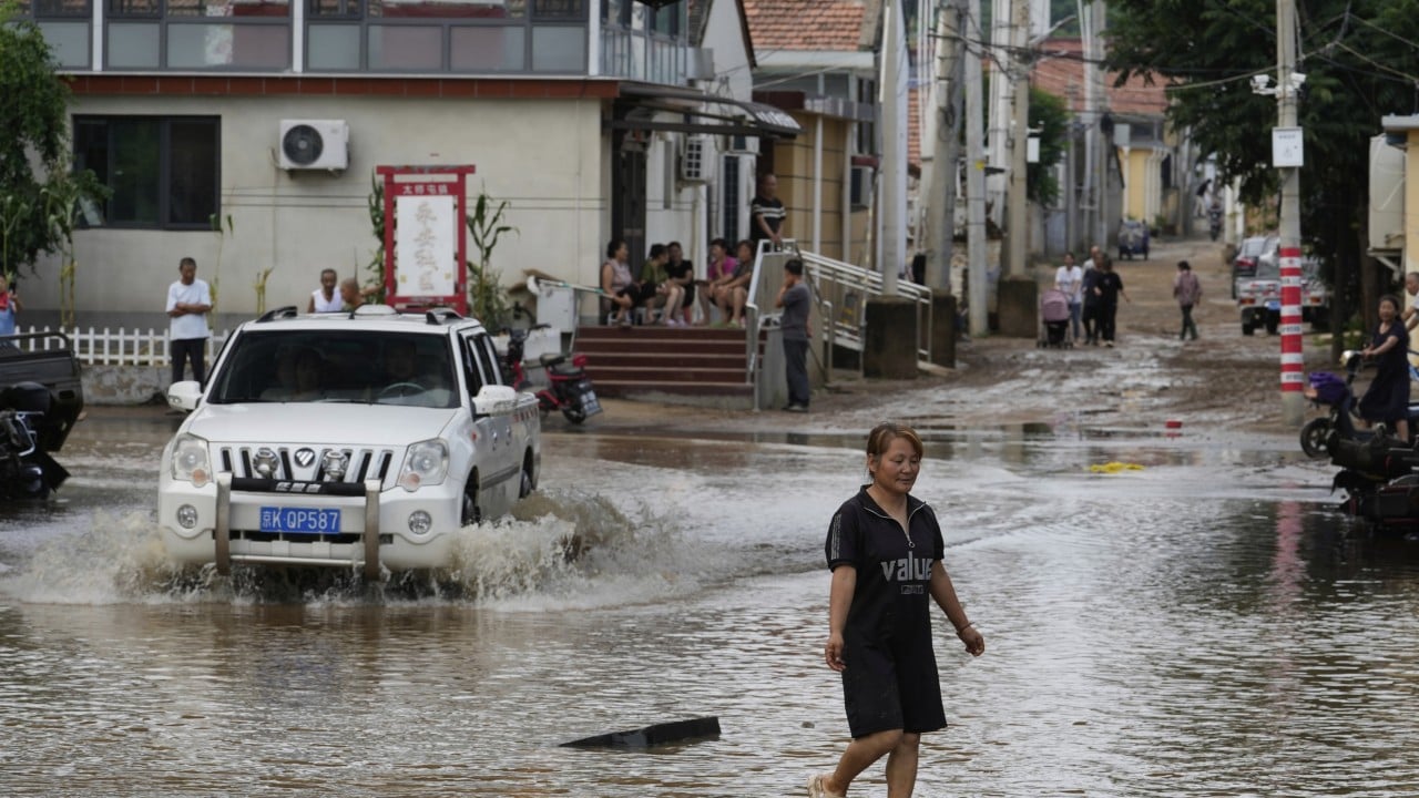 Floods Kill 30, Force 80,000 Evacuations in China