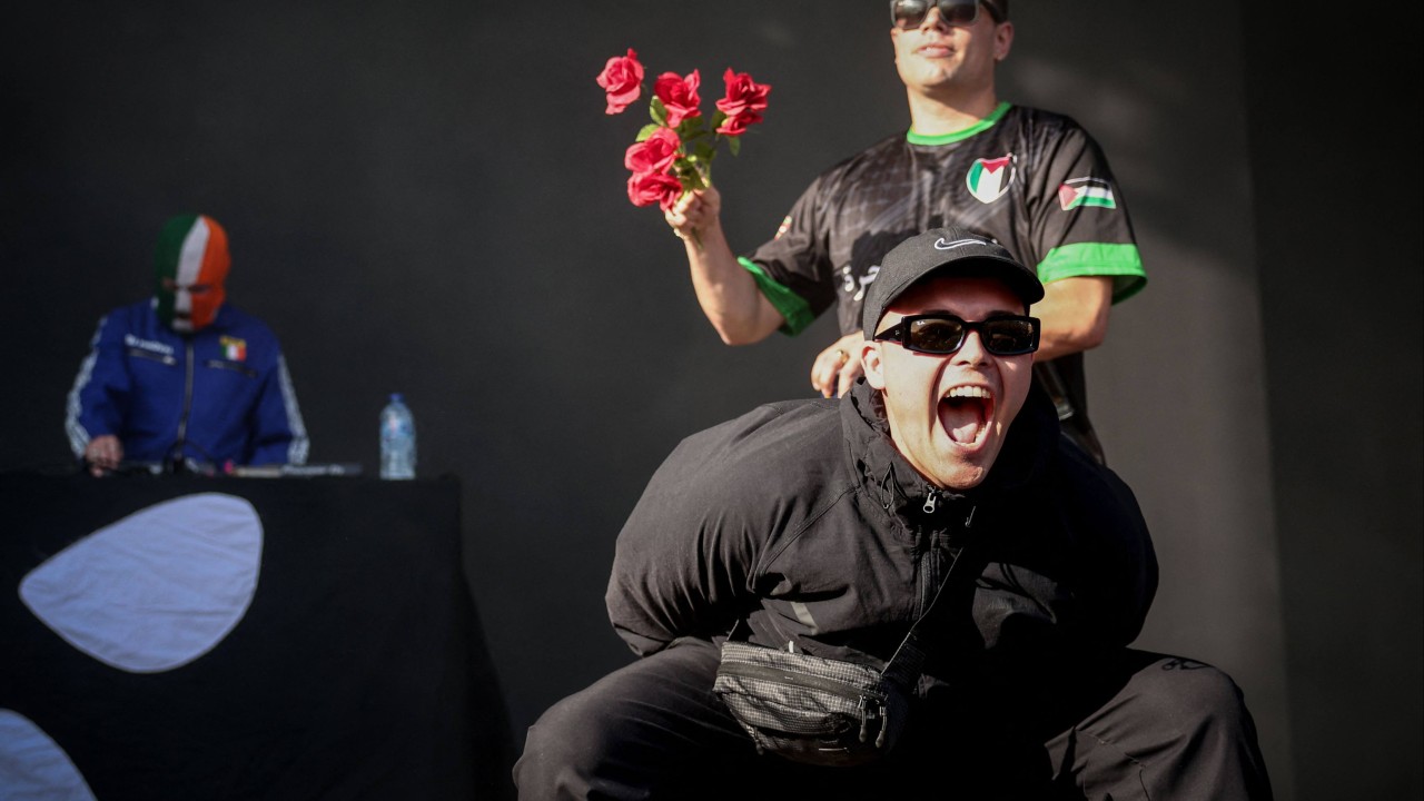 Irska skupina Kneecap s protisraelitskimi izjavami sprožila ogorčenje v Franciji