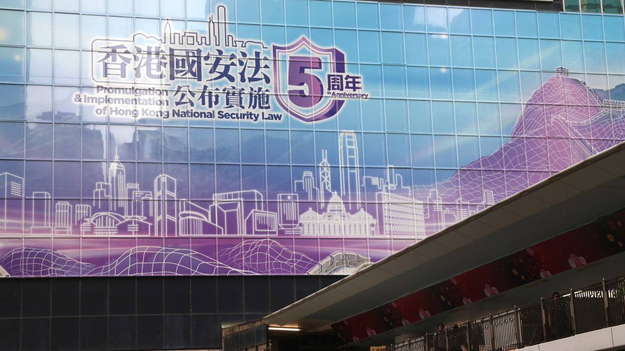 V Hongkongu aretirali 19-letnico zaradi promocije »subverzivne« skupine