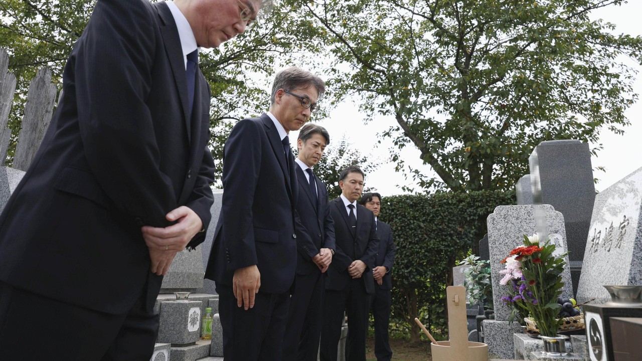 Japonski uradniki se opravičujejo ob grobu nepravično priprtega moškega, ki mu je bila zavrnjena pravočasna obravnava raka