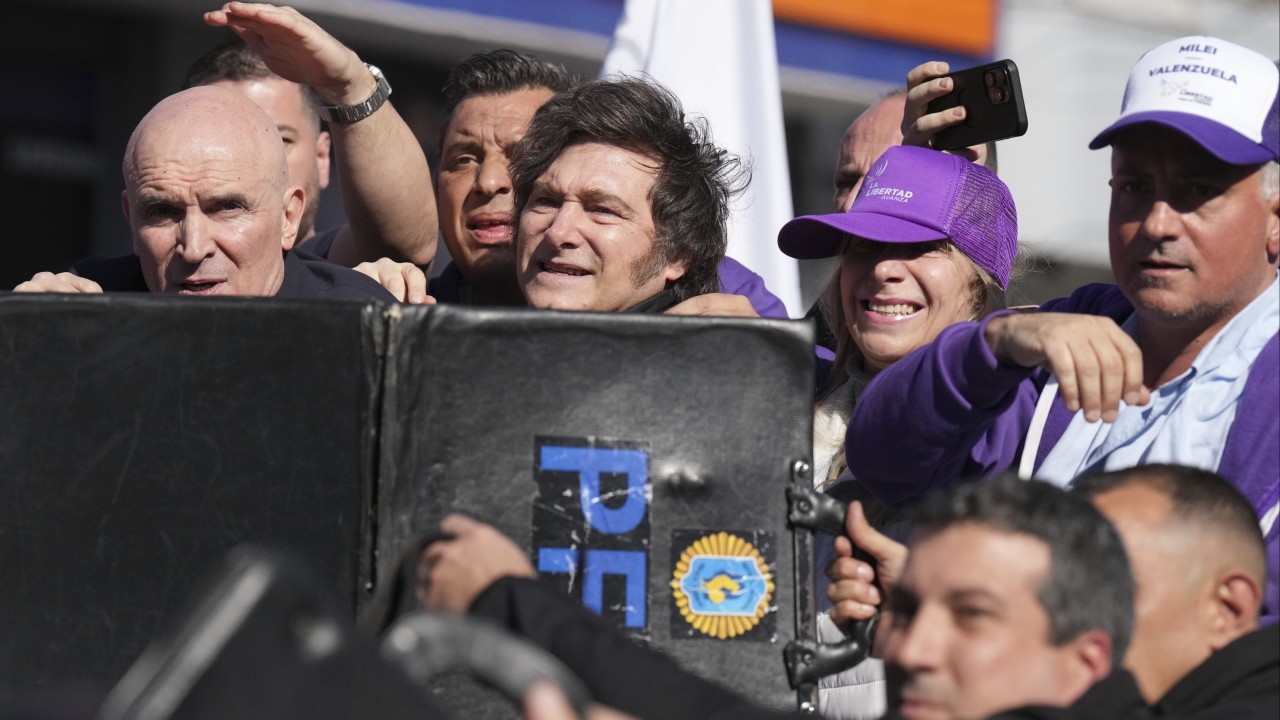 Argentinskega predsednika Mileija med kampanjo obmetavali s kamenjem zaradi korupcijskega škandala