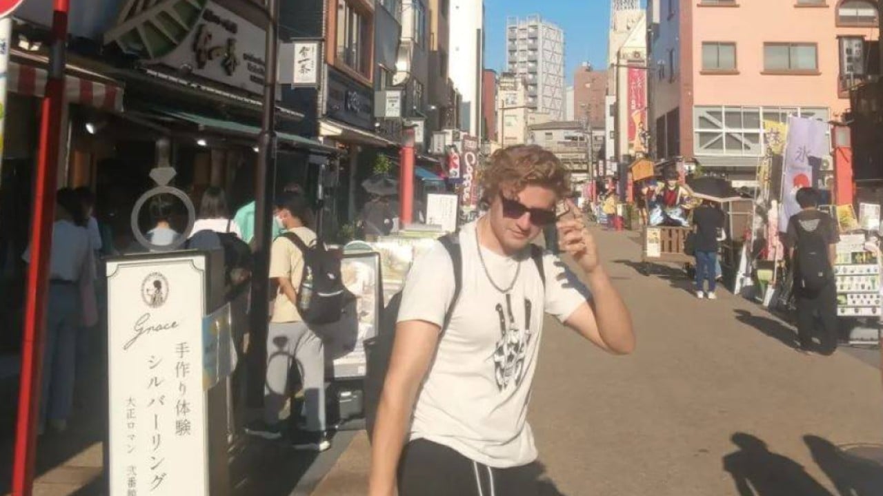 Turist razjezil Japonce s pitjem daritev na pokopališču, avstralska ambasada opozarja na primerno vedenje