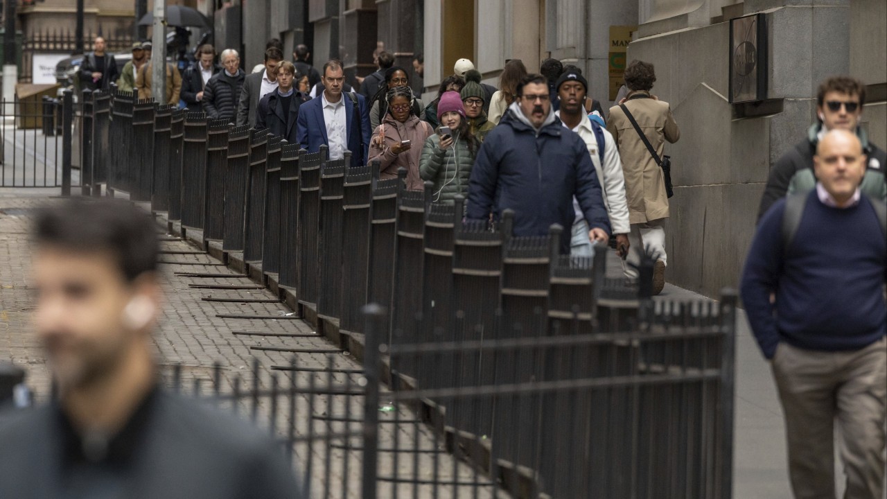 Hiring stalls as US firms hold back expansion amid economic uncertainty