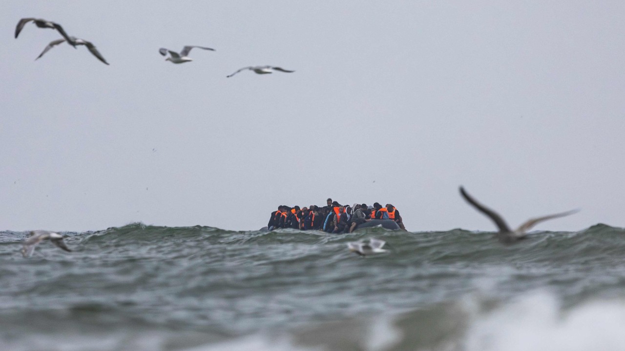 Več migrantov umrlo ob poskusu prečkanja Rokavskega preliva