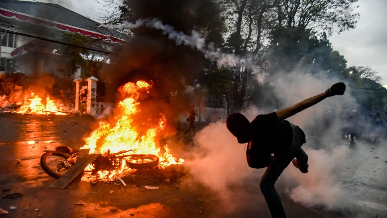 Protesti in aretacije se širijo v Indonezijo in Nepal, nemiri v Nepalu vodijo v poskuse množičnega odhoda
