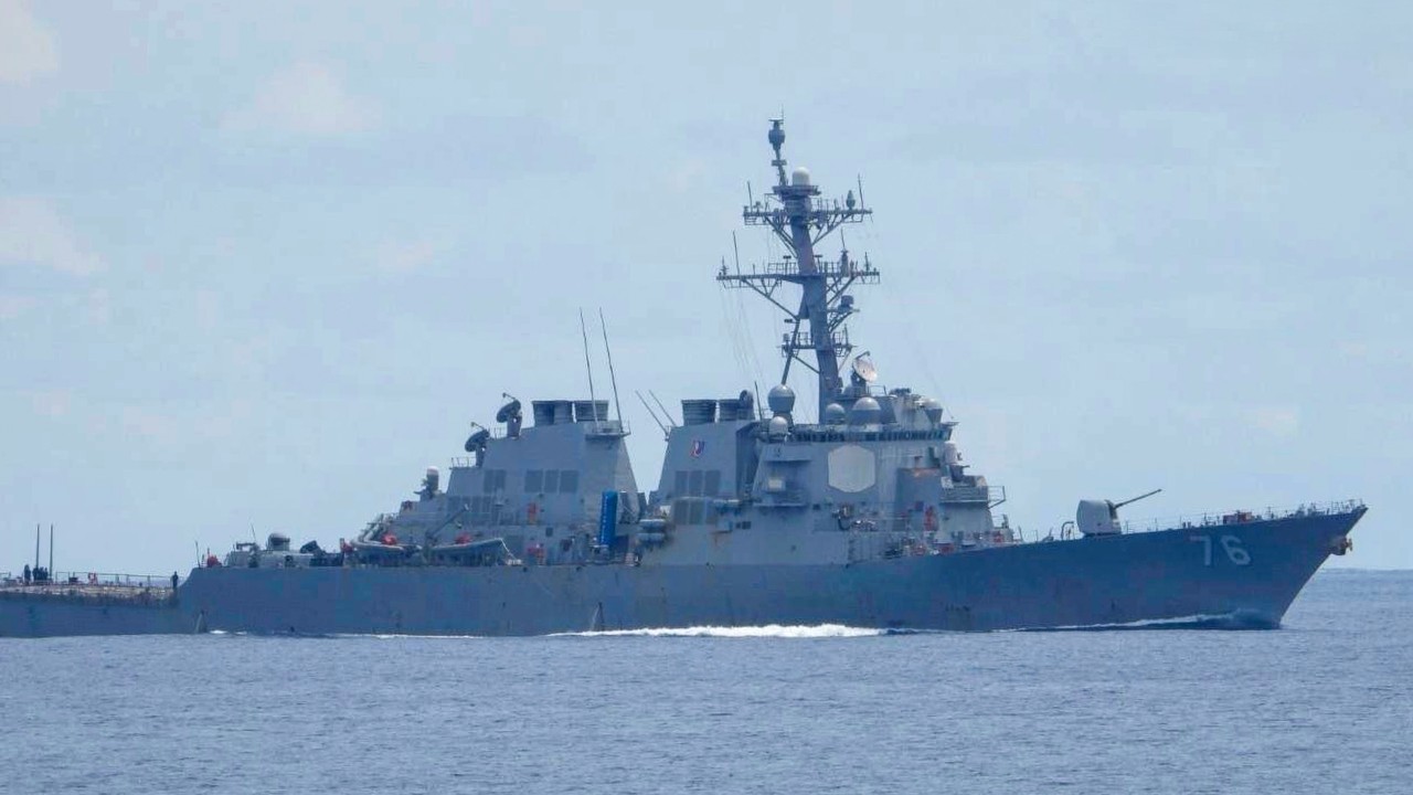 Kitajska obsoja prehod ameriških in britanskih vojnih ladij skozi Tajvansko ožino