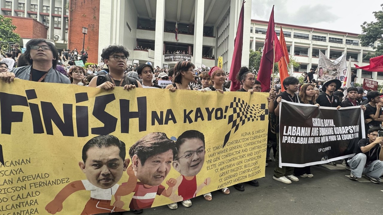 Filipinski obrambni in vojaški voditelji zavračajo pozive k umiku podpore Marcosu zaradi korupcijskega škandala