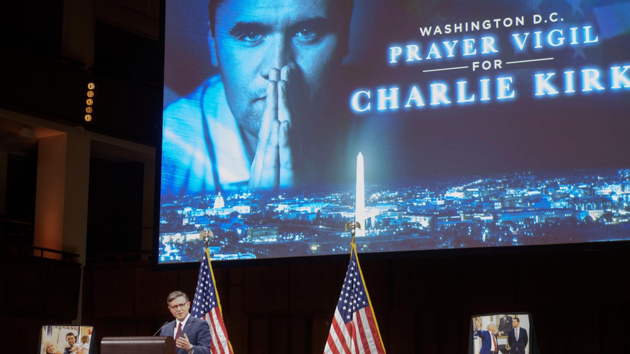 Spominska slovesnost za ubitega aktivista Charlieja Kirka v Washingtonu in odzivi