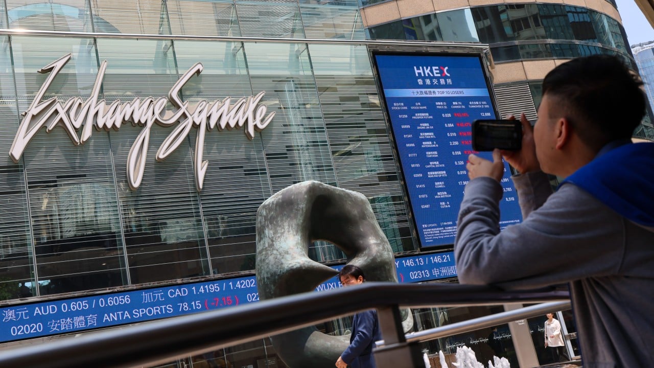 Hong Kong stocks hold steady ahead of Trump-Xi phone call