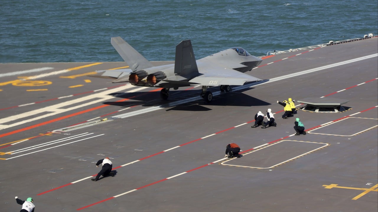 Kitajska najnovejša letalonosilka uspešno preizkusila elektromagnetni katapultni sistem