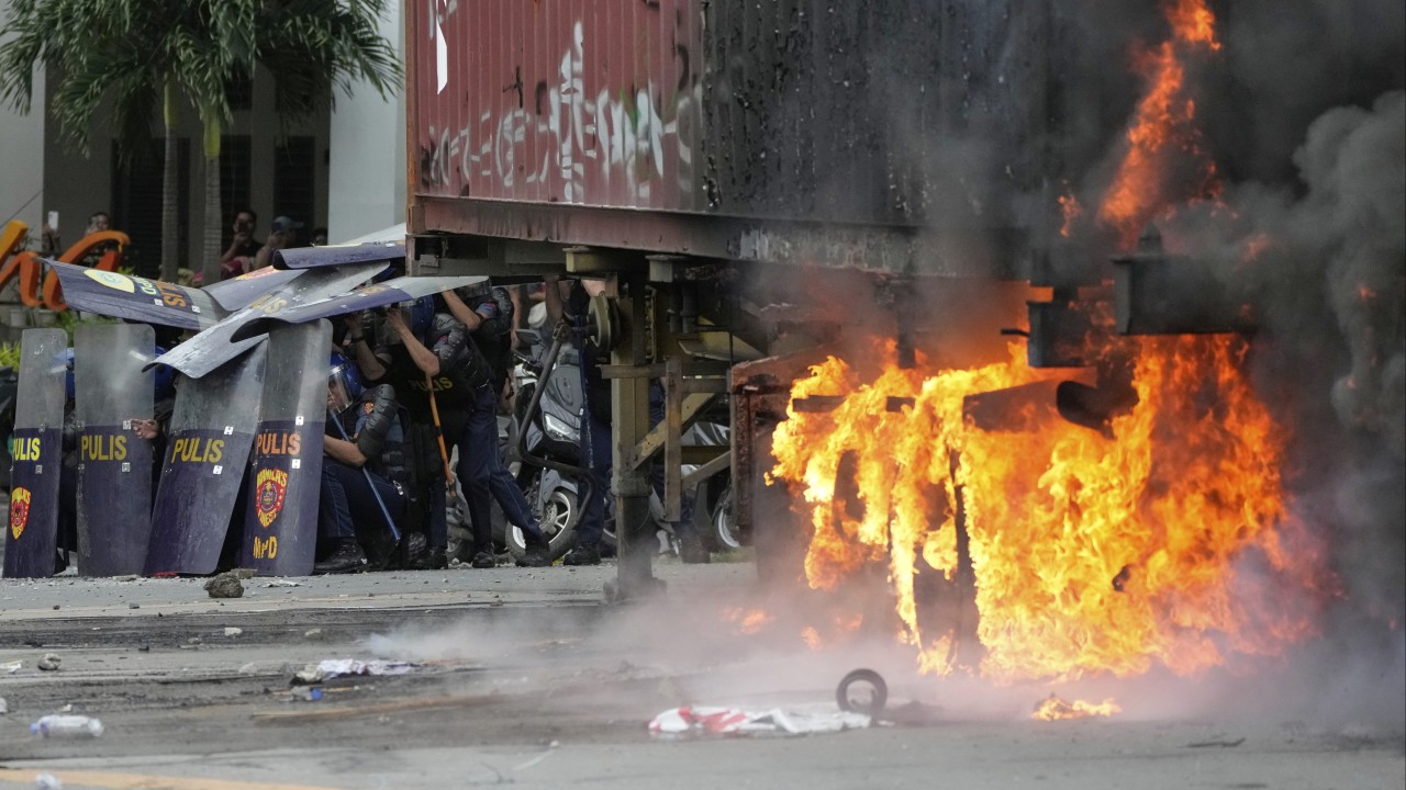 Who was behind violence at anti-corruption protests in the Philippines?