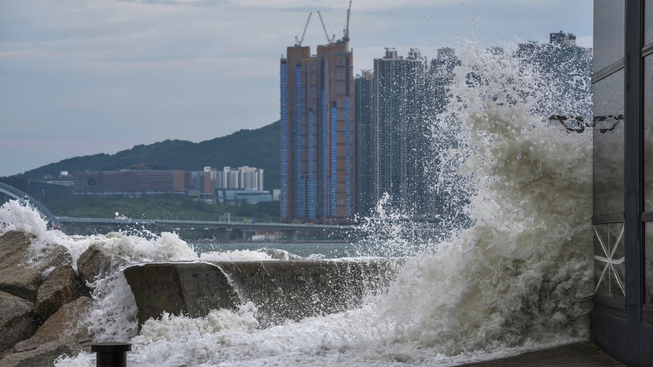 Super tajfun Ragasa ohromil Hong Kong, pričakovano poslabšanje vremena