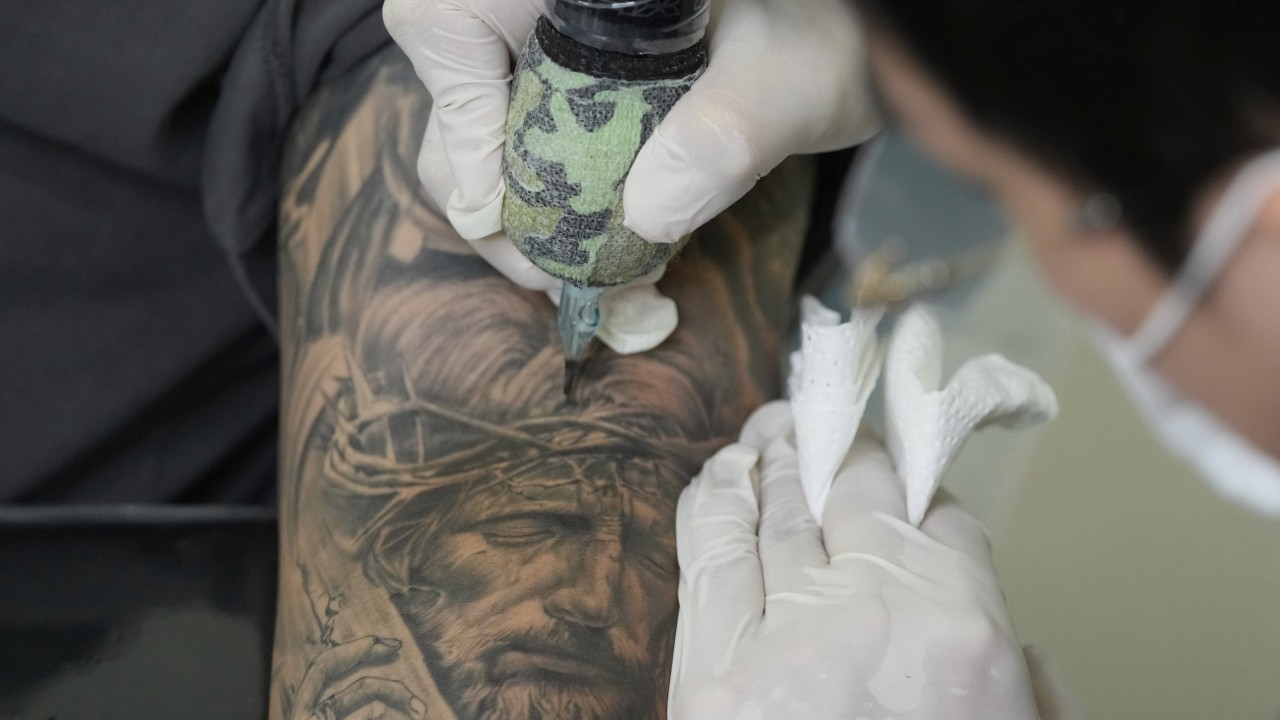 Južna Koreja legalizirala tetoviranje brez zdravniške licence