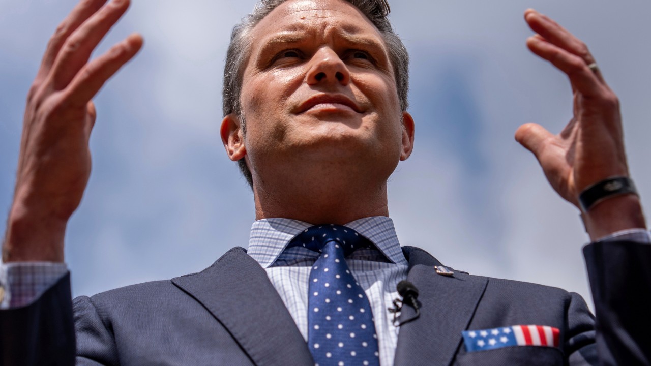 Hegseth sklical visoke vojaške častnike na skrivnostno srečanje, kar je sprožilo zaskrbljenost